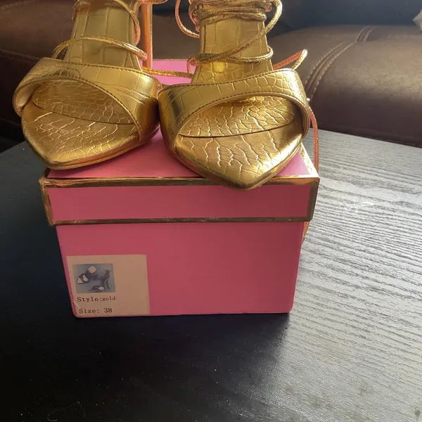 Elegant Gold Women's Strappy Sandals Size 7 - Image 5