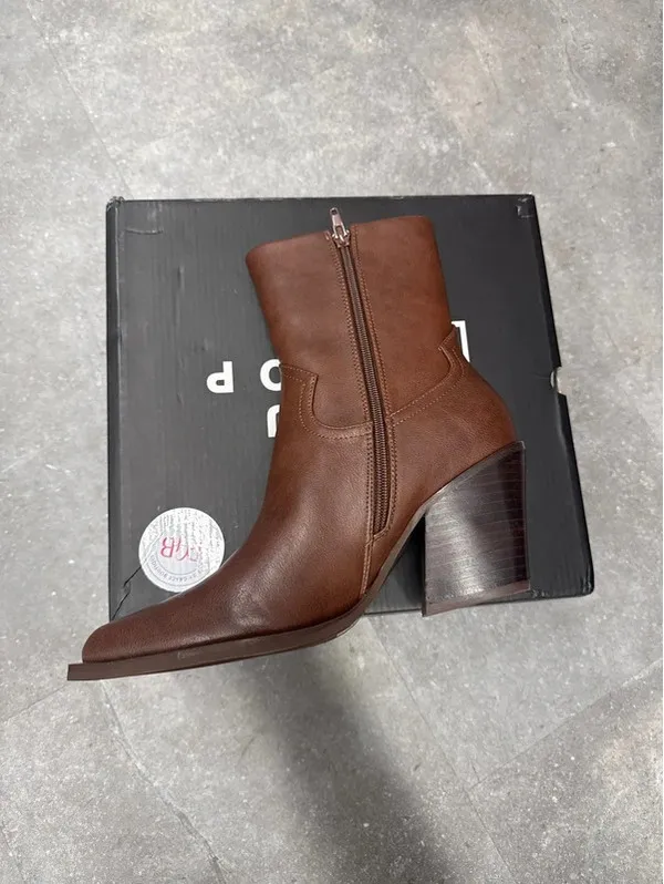 Women’s size 9 Shu Shop boots - Image 4