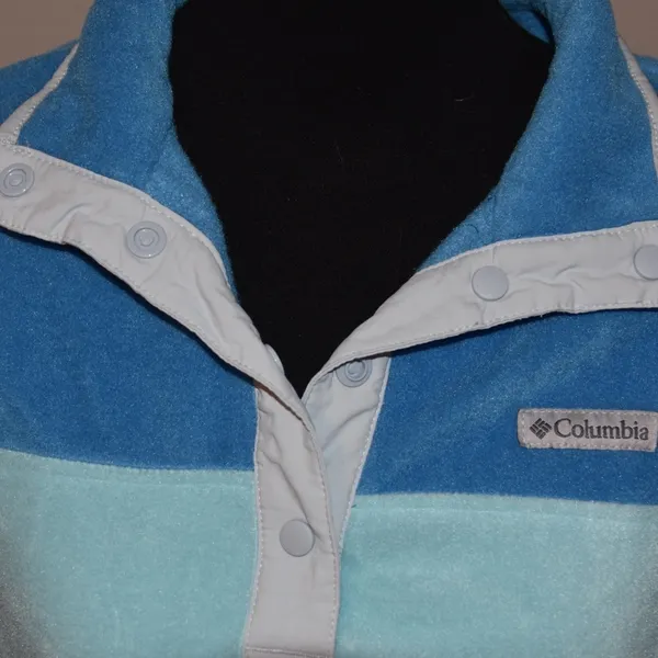 Columbia blue 1/4 button fleece, no signs of wear size medium - Image 3