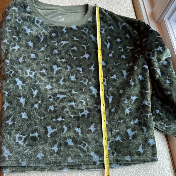 Aerie Cropped Fleece Chunky Long Sleeve Top green spotted camo look size M - Image 10