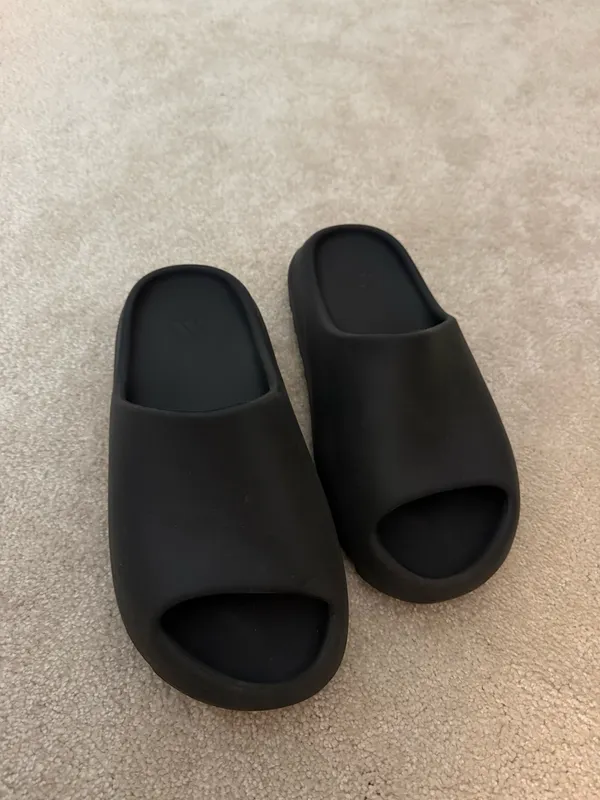 Yeezy Slides Adidas Onyx - Image 4
