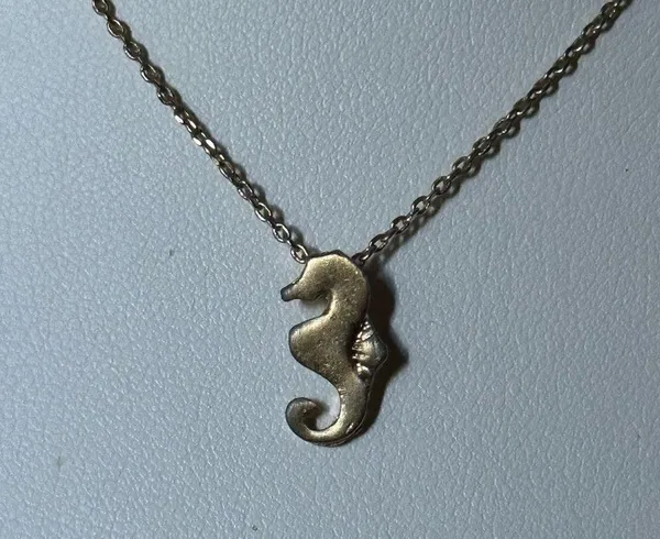 Dainty sea horse pendant necklace - Image 3