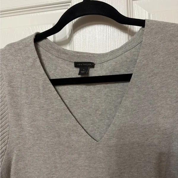 Ann Taylor Pleated Sleeve grey‎ v neck Sweater Dress size small - Image 5