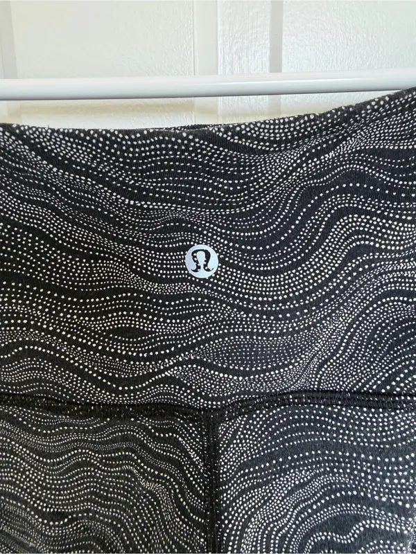 Lululemon Wunder Under Crop Leggings Size 4 Black White‎ Wave Print - Image 3