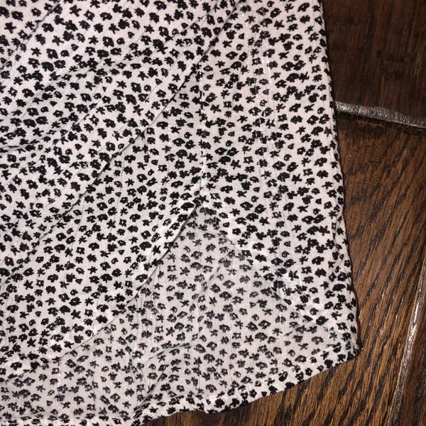 Loft black and white long sleeve floral top size small - Image 6