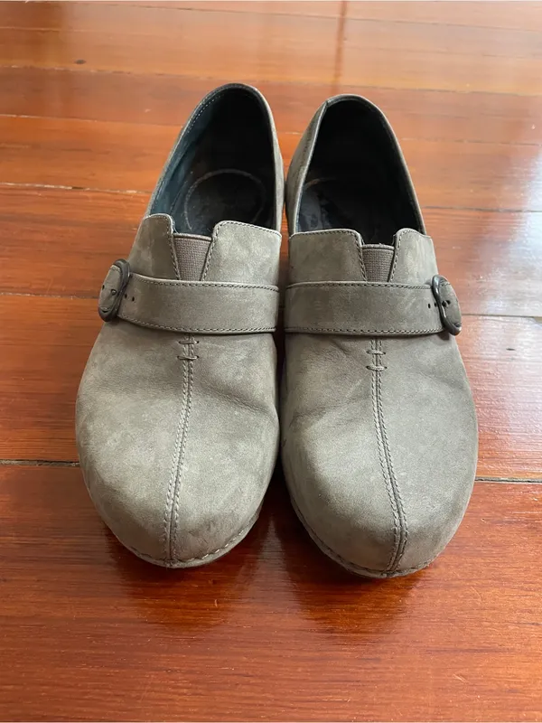 Dansko Tamara Grey Nubuck Buckle Comfort Clogs Sz 40 (US 9.5-10) 🧡🎀 - Image 3