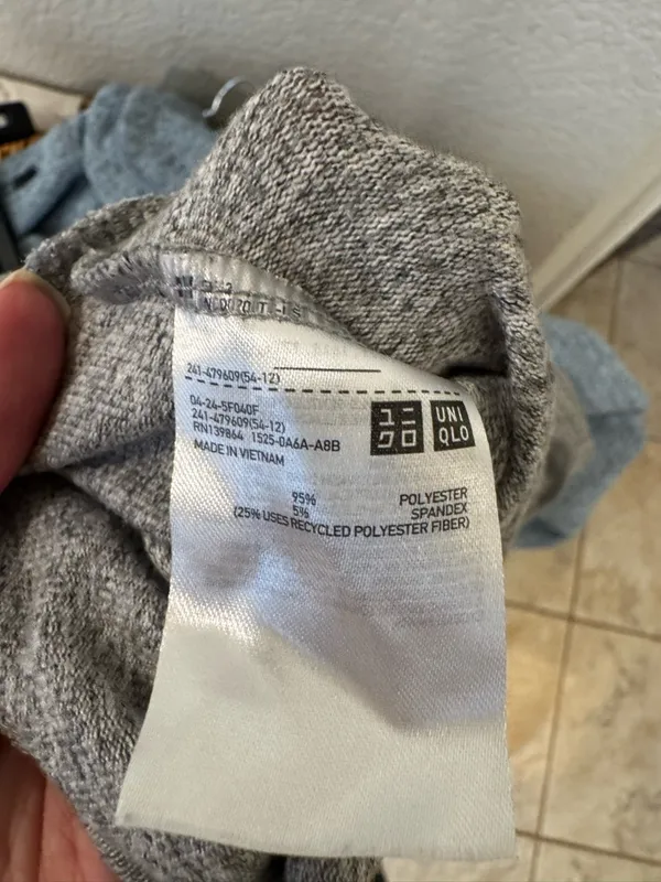 Uniqlo Gray Crewneck Sweatshirt - Image 4