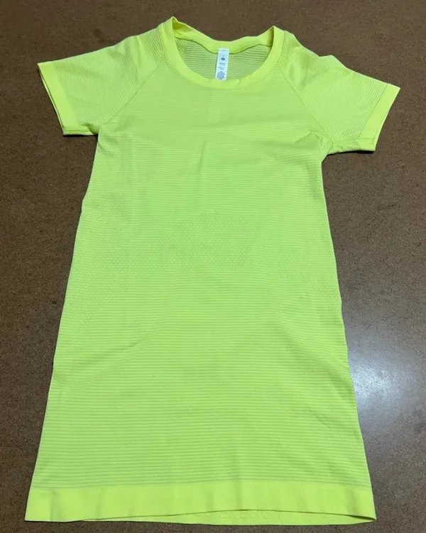 Lululemon Swiftly Tech Short Sleeve Size 2 - Image 4