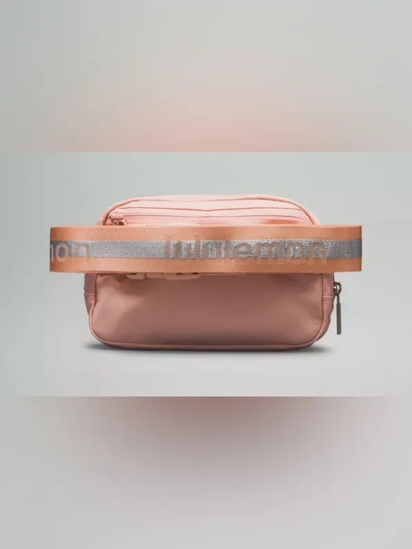 Lululemon NWT Everywhere Belt Bag blush pink Reflective Strap 1L - Image 2