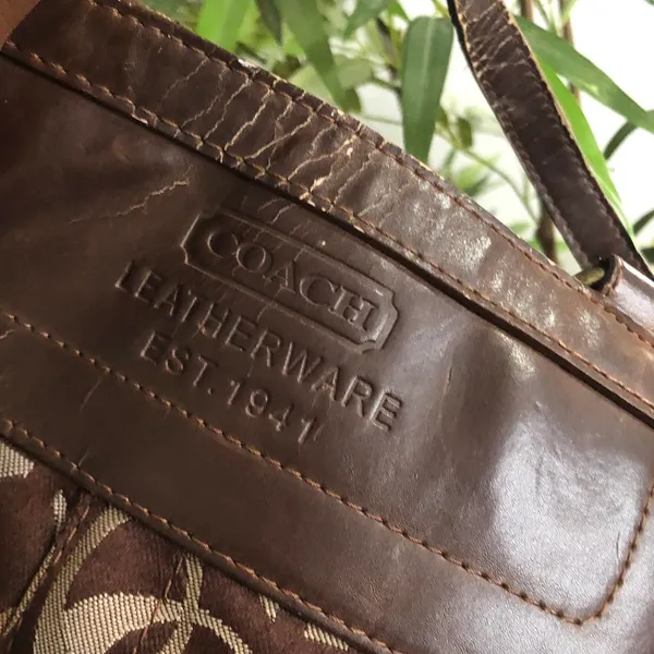 Coach 2000s Y2K Signature Optic Brown Gallery Leather Tote Shoulder Hand Bag Purse Brass Hardware #Preppy #Academia #Old Money #Vintage #Whimsygoth Some wear as pictured Approx 12” Wide x 9” Tall x 4.5” deep - Image 8