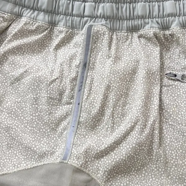 Lululemon Hotty Hot Lined Running Shorts Gray White Ditsy Daisy Print Size 12 - Image 7