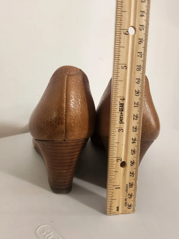 Tory Burch Brown Wedge Shoes with Gold-Tone Accents Size 9.5 Flaw - Image 12