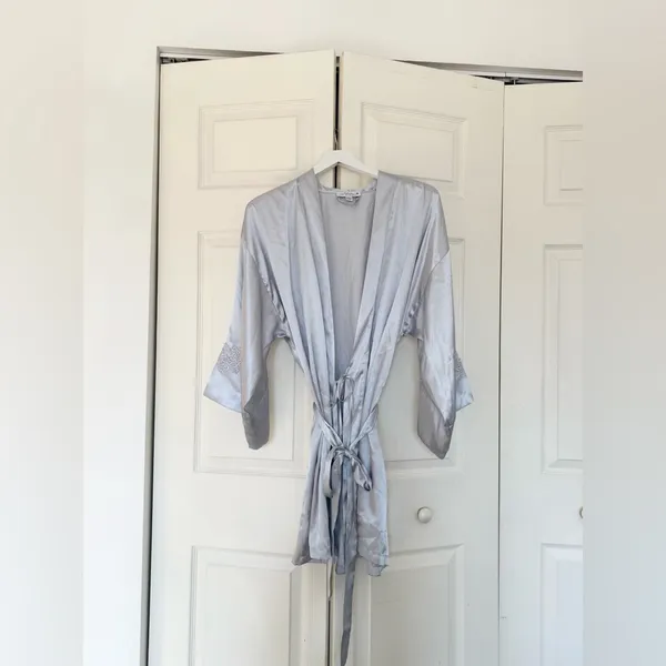 In Bloom by Jonquil Reine Lace Trim Satin Robe Silver Gray Size Medium Large - Image 9