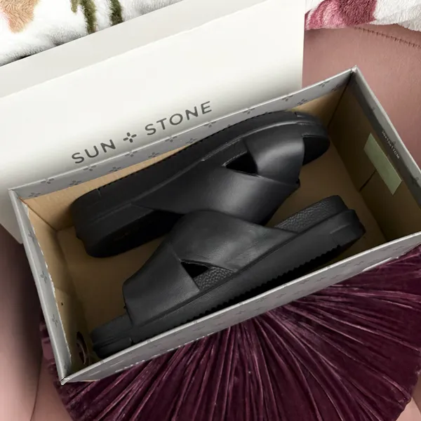 NIB Crisscross Slide Sandal 6 Black - Image 4