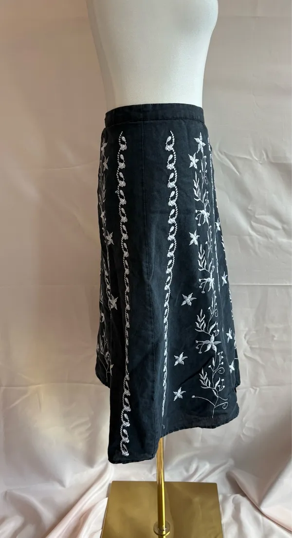 Lucy & Laurel Women's Black Linen A-Line Skirt with White Floral Embroidery Size - Image 4