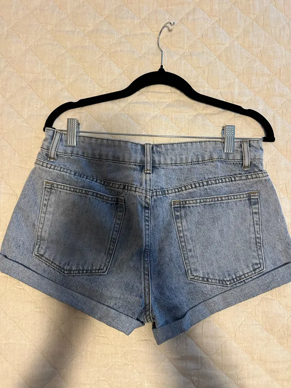 Edikted Denim Shorts Low-Rise - Image 2