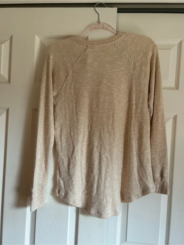 NWT America Eagle Cream Neutral Notch V neck long sleeve scoop hem top - Image 6