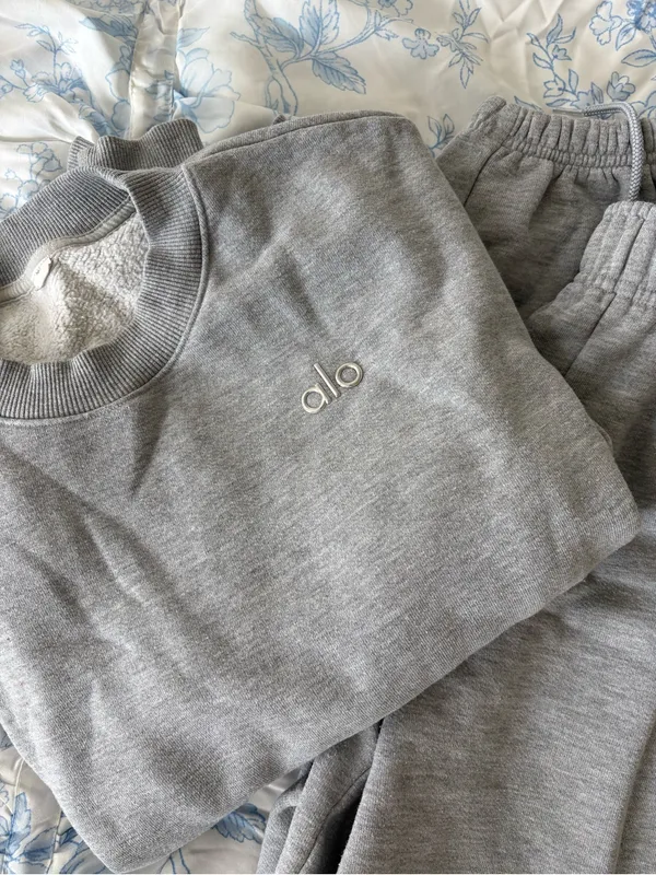 ALO Yoga Sweat Set - Image 3