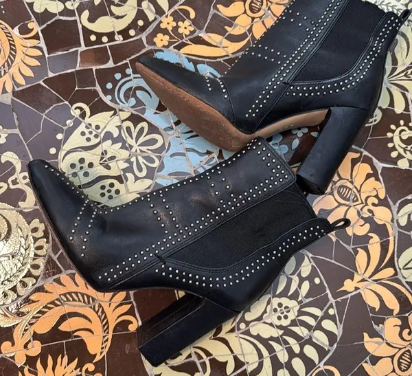 VINCE CAMUTO BASILA STUDDED LEATHER POINTED TOE BOOT SZ: 6M - Image 3