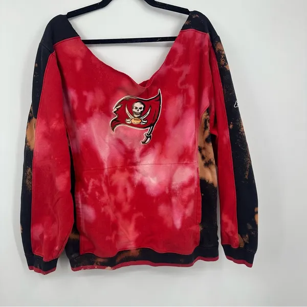 Reebok Tampa Bay Buccaneers Bleach Splatter Sweatshirt Size Large Off The Shoulder - Image 2