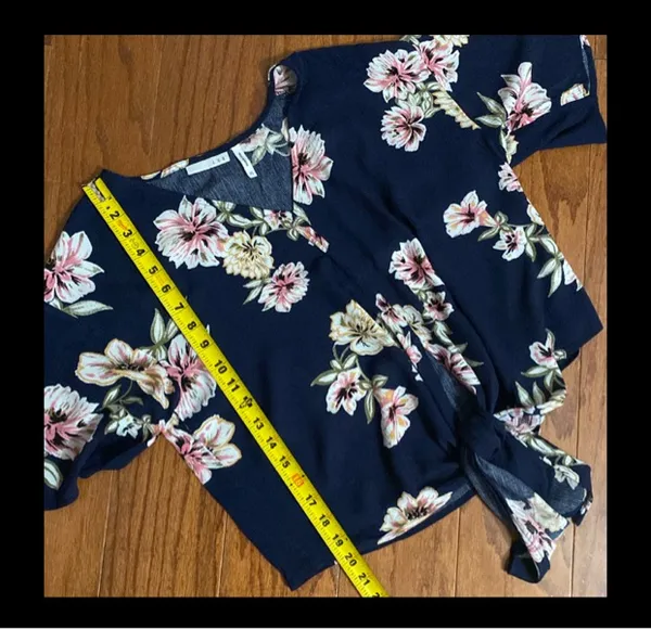 LUQ Navy Floral Tie-Up Blouse - size XSmall ***Refer to measurements. Gently warn & loved. Measurements approximately 20” from armpit to armpit x 20” long. Non-smoking home. priced to sell at as is condition. Don’t like my price, make reasonable offer! And thank you for checking my closet. - Image 8