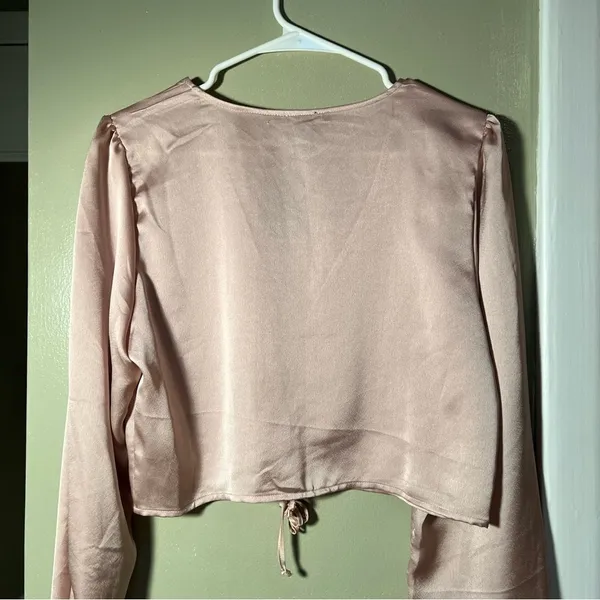 Forever 21 Women's Size Large Satin‎ Crop Top Cinched Front V-Neck Light Pink - Image 6