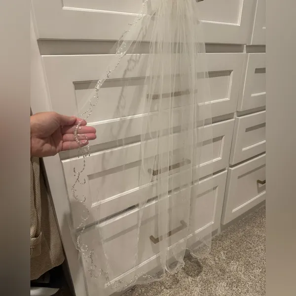 Wedding Veil, perfect condition. Worn for a couple of hours. 34” in length - Image 4