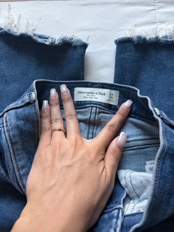 Abercrombie High-Rise Jeans Flare - Image 3