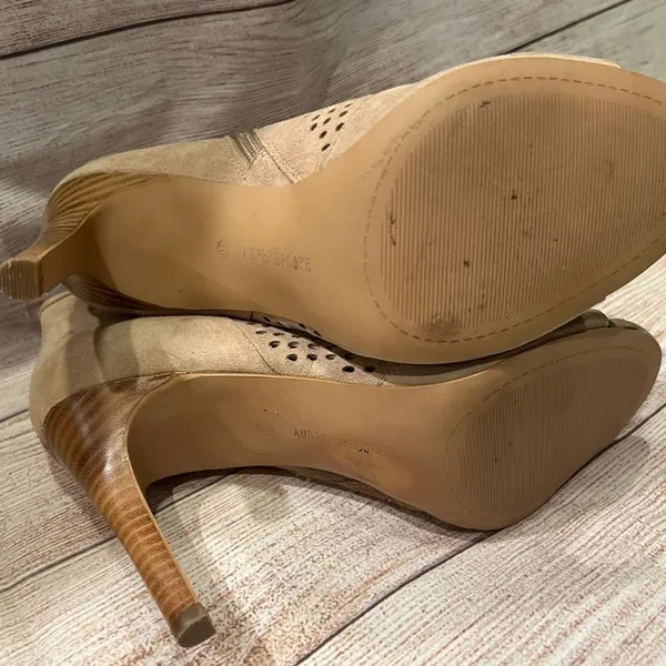 Audrey Brooke Madison Natural Leather Perforated OpenToe Bootie size 10. - Image 7