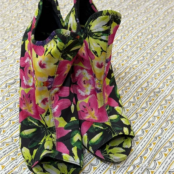 Steve Madden Floral Black Pink Green Heels - Image 4