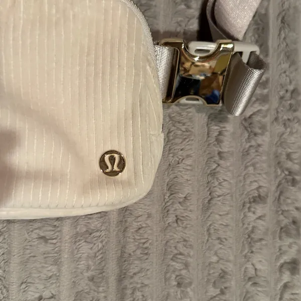 Lululemon Everywhere Belt Bag 1L Corduroy White Opal Gold Hardware Crossbody - Image 4