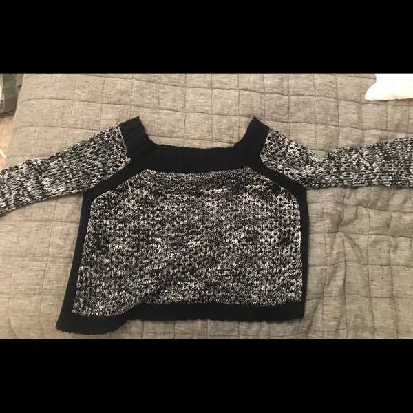 Boutique Super cute off the shoulder sweater - Image 3