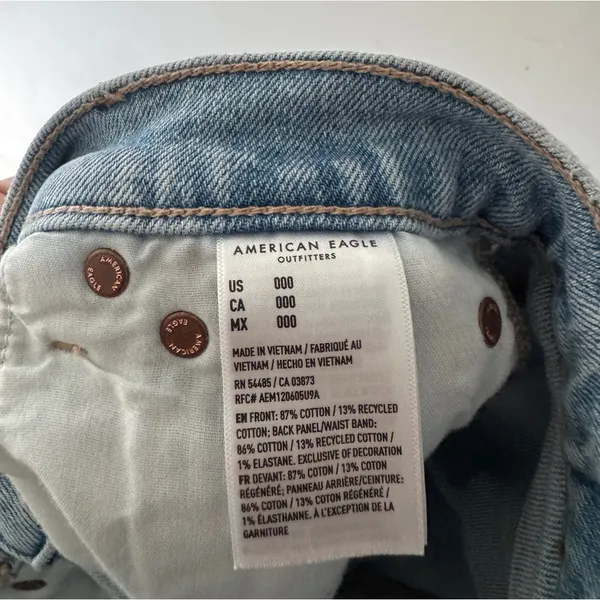 American Eagle Strigid Relaxed Short‎ Light Wash Super High Rise - Image 6
