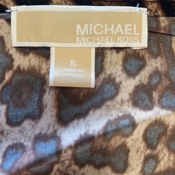 Michael Kors stretchy leopard pullover top w gold logo clasp NWOT - Image 7