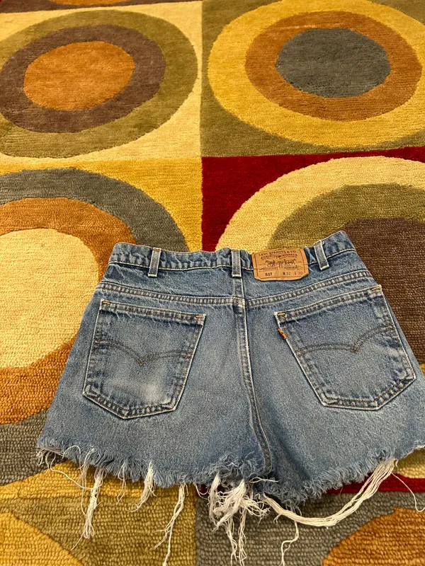 Levi’s Denim Jean Shorts Distressed Frayed 100% Cotton Size 32 Runs Very Small - Image 4