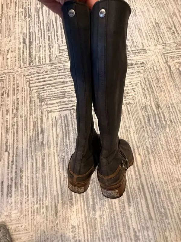 UGG women's US size 8 Black leather knee-high Sherling boots S/N 5509 MSRP $299. - Image 9