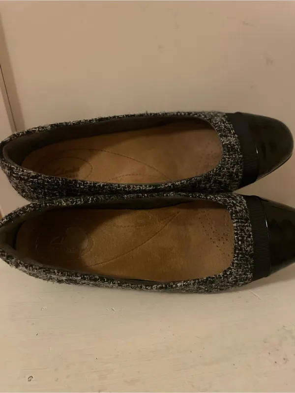 Clark’s Classic Black and Gray Tweed Ballet Flats - Image 3