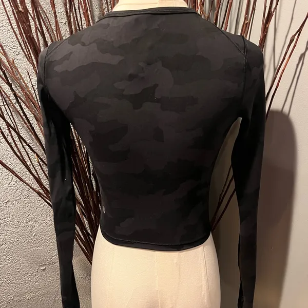 🌺Lululemon Wunder Train Black Camo Cropped Shirt Size 2🌺 - Image 4