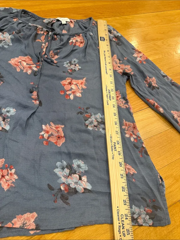 Lucky Brand blue gray floral print long sleeve blouse size medium. - Image 4