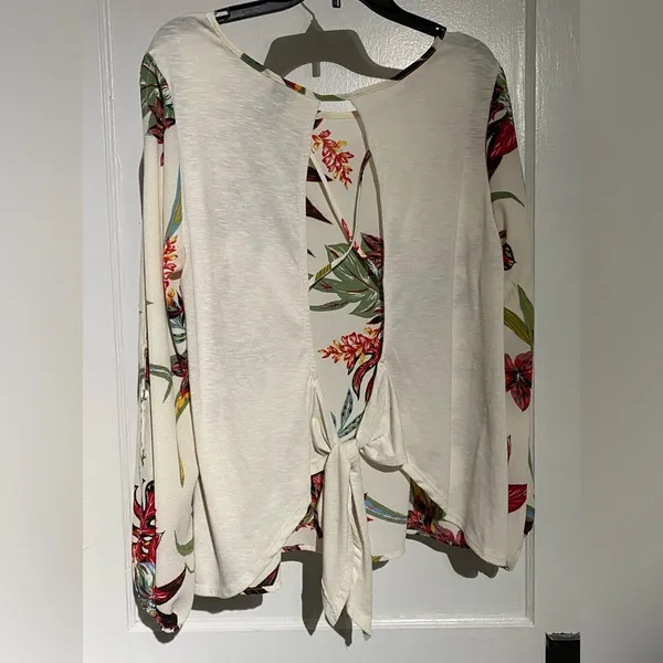 Daytrip floral blouse size large - Image 2