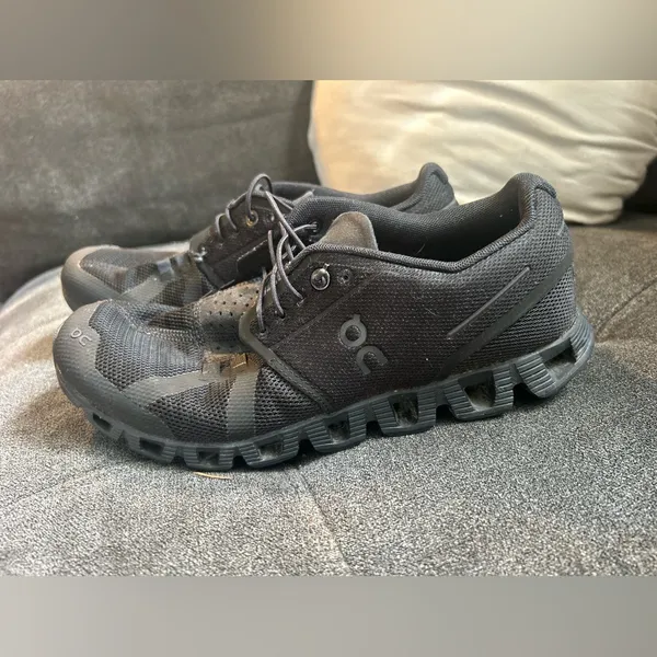 On Running woman’s Athletic Shoes Black Size 8 - Image 2