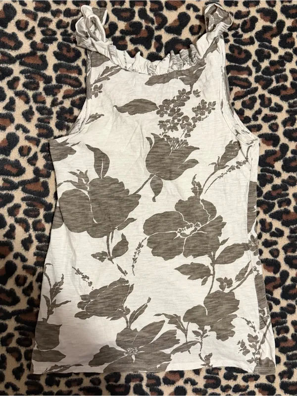 2000s vintage style whimsical american eagle white and grey floral ruffled cami - Image 4