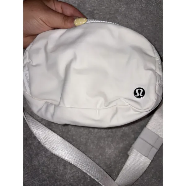 Lululemon Everywhere Belt Crossbody Bag 1L White - Image 5