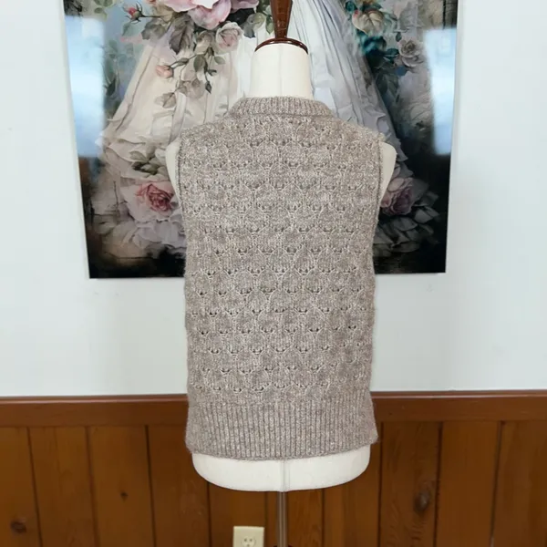 Universal Threads Super Cute Pointelle Sweater Vest! - Image 6