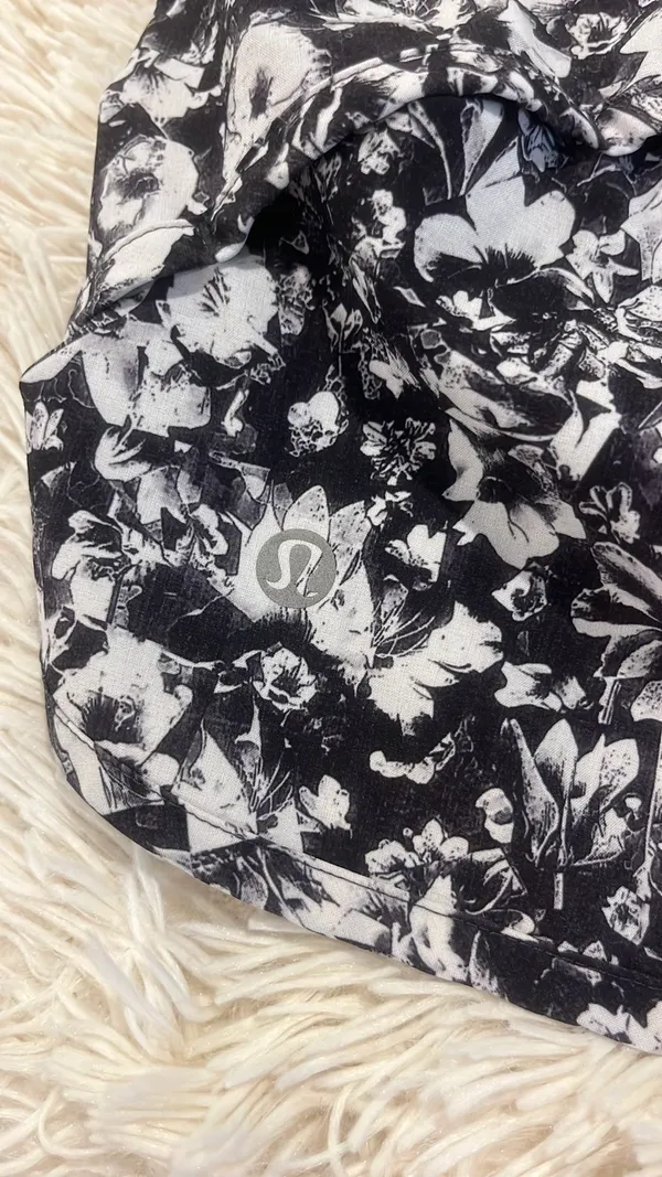 Lululemon Shorts Speed Up 2.5" - Image 3