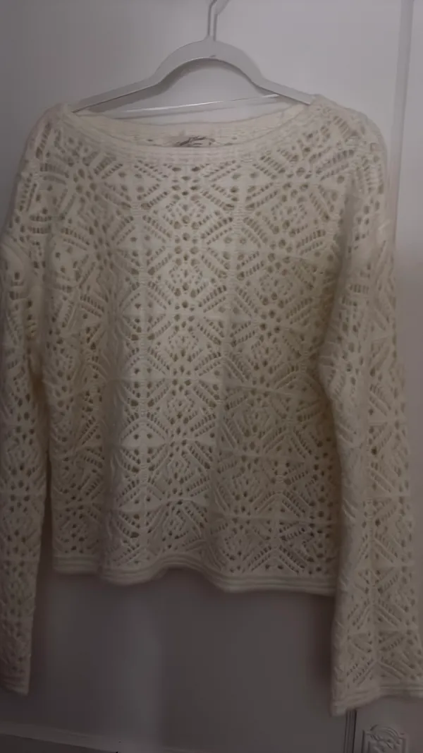 Universal Threads sweater - Image 3