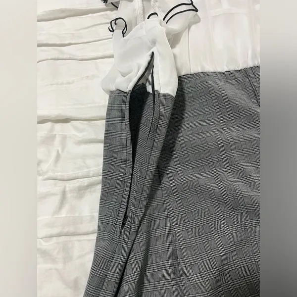 A. Byer black and white dress with belt. Size 7. - Image 4