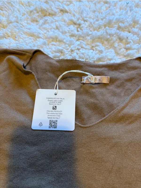 Brown V - Image 3