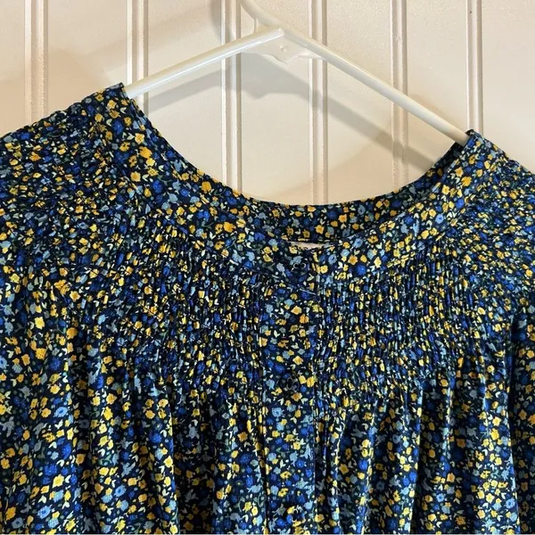 Croft & Barrow women Blue and Yellow Floral Top long sleeeve. - Image 5