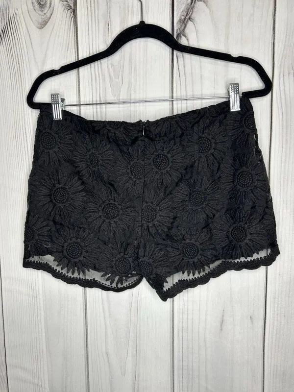 Umgee Floral Lace High Rise Scalloped Hem Shorts Black Sz M (32 x 3) - Image 4